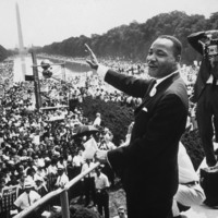 © Martin Luther King (1929-1968) American priest activist for Civil Right Movement of black Americans saluting the crowd during the March in Washington on August 28, 1963 / Bridgeman Images